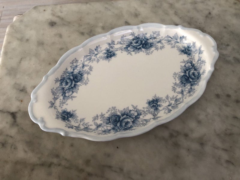 “Tiffany” oval tray in original box 1981 Royal Albert62854317049090117
