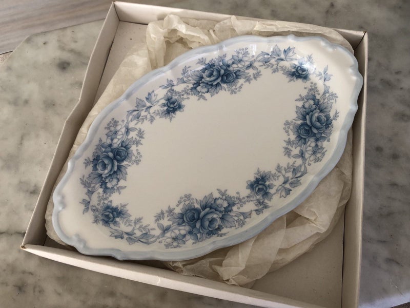 “Tiffany” oval tray in original box 1981 Royal Albert62854317049090114