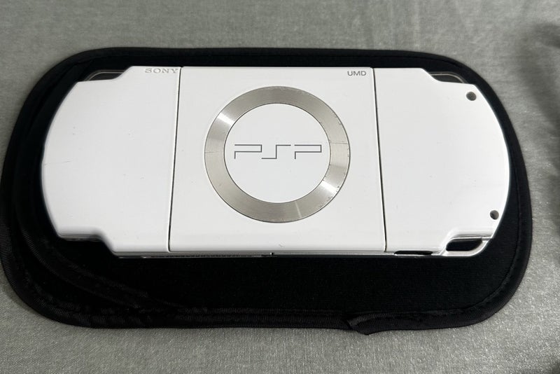 PlayStation Portable (PSP) 2000 – White | 64GB | Ready to use Carousel 3