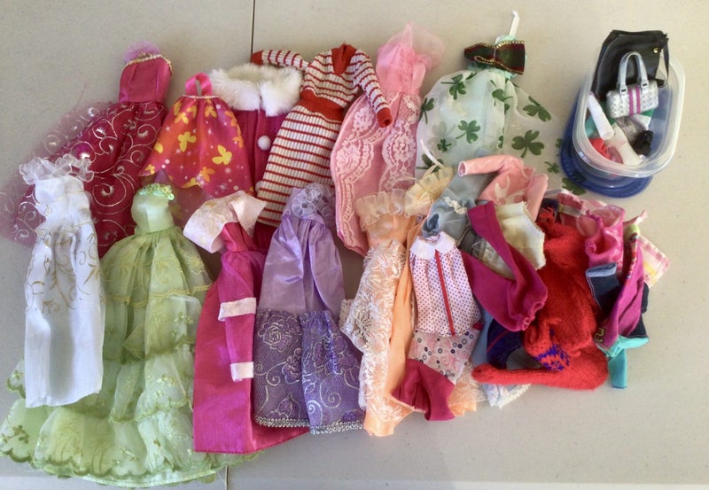 Sindy Dolls with Barbie Prince Ken; plus clothing and accessories.62936672139138114