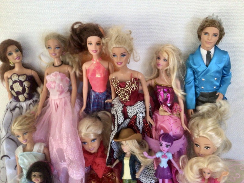 Sindy Dolls with Barbie Prince Ken; plus clothing and accessories.62936672139138112