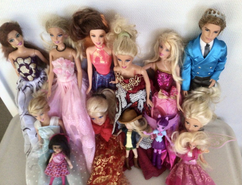 Sindy Dolls with Barbie Prince Ken; plus clothing and accessories.62936672139138111