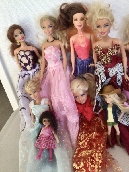 Sindy Dolls with Barbie Prince Ken; plus clothing and accessories.62936672139138113