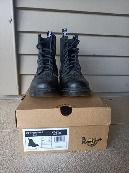 Dr. Martens boots EU3862971969115394113