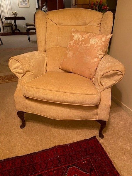 3 seater couch & 2 arm chairs excellent condition62989794573570112