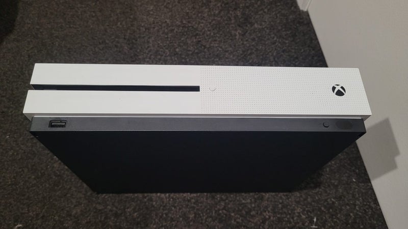 Xbox One S 500GB Everything Included +1 Game62865823338881113
