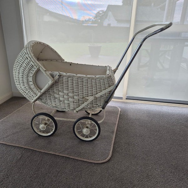 Vintage dolls pram Carousel 1