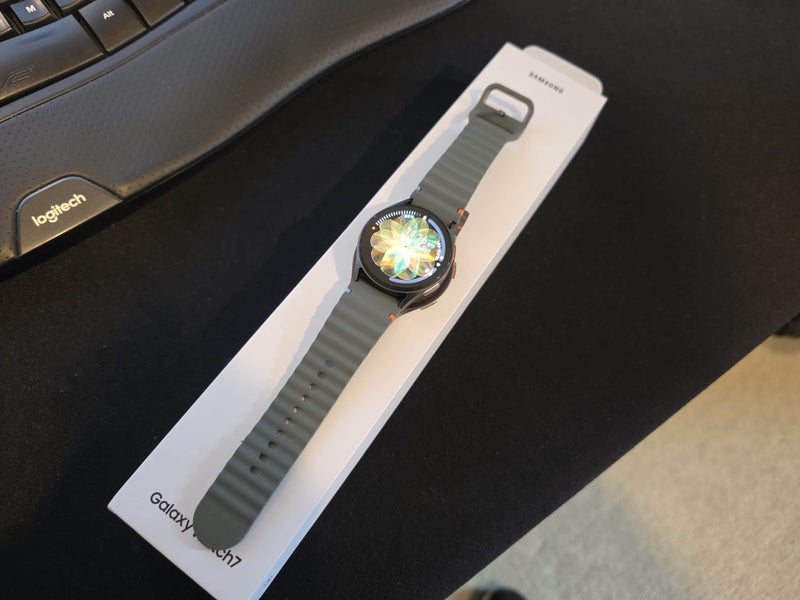 Samsung Galaxy Watch7 40mm - Khaki Bluetooth Carousel 2