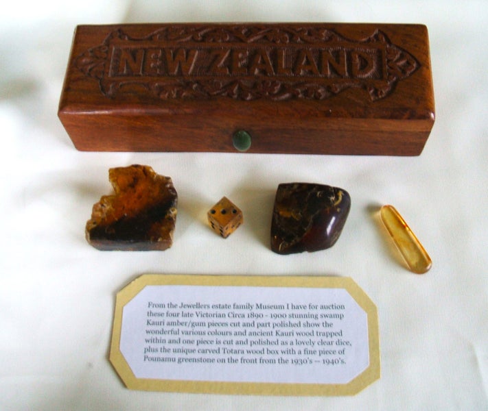 JEWELLERS ESTATE MUSEUM KAURI AMBER/GUM SAMPLES 4x LOVELY PIECES PLUS TOARA BOX Carousel 2