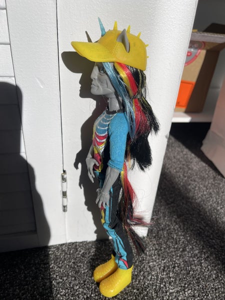 Monster High Freaky Fusion Neightan Rot Fashion Doll Carousel 2