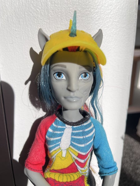 Monster High Freaky Fusion Neightan Rot Fashion Doll Carousel 4