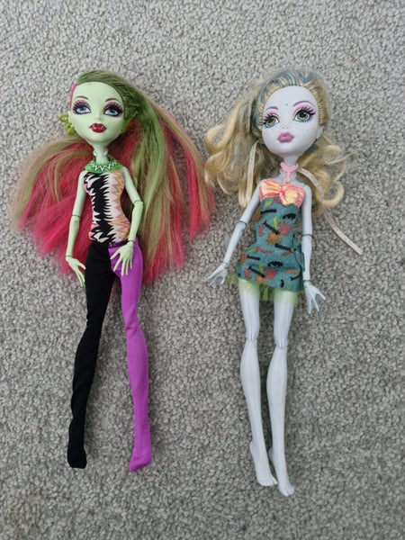 2x Monster High Dolls Carousel 1