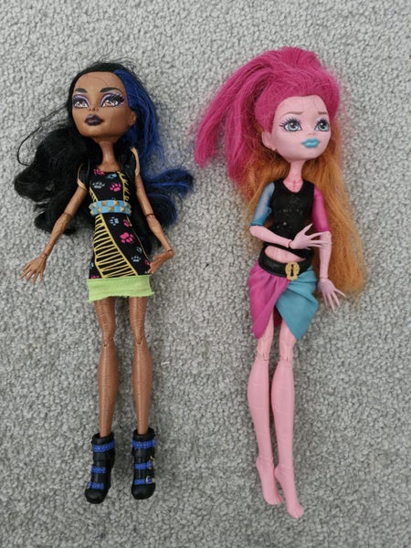 2x Monster Dolls Carousel 1