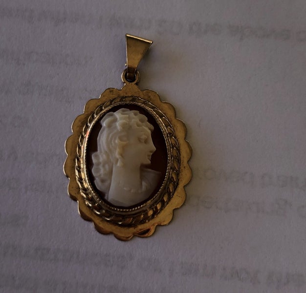 Cameo Brooch Carousel 1