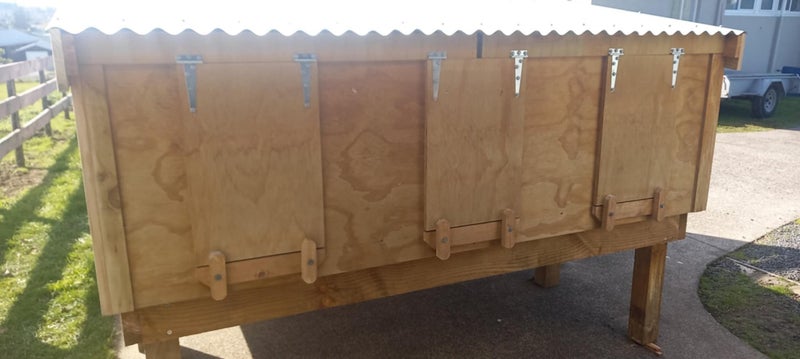 3 bay dog kennels and runs.63003996560771113