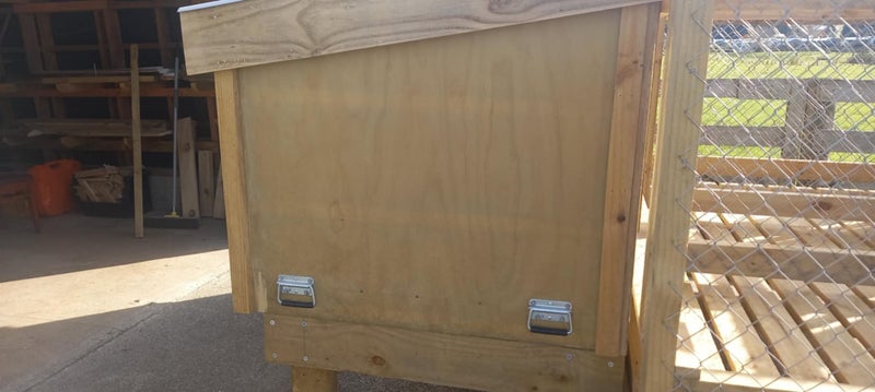 3 bay dog kennels and runs.63003996560771114
