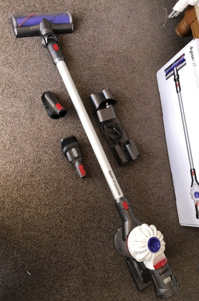 Dyson V7 cordless vacuum cleaner Carousel 1
