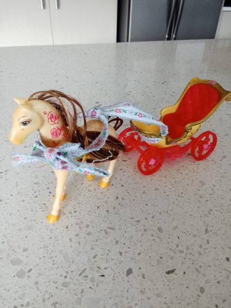 Disney Princess MagiClip Bella, Cinderella, Rapunzel and horse & carriage Carousel 2