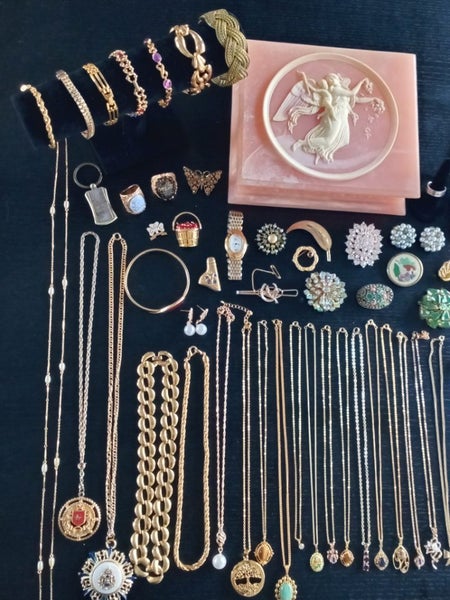 ESTATE SALE - VINTAGE & ANTIQUE JEWELLERY Carousel 2