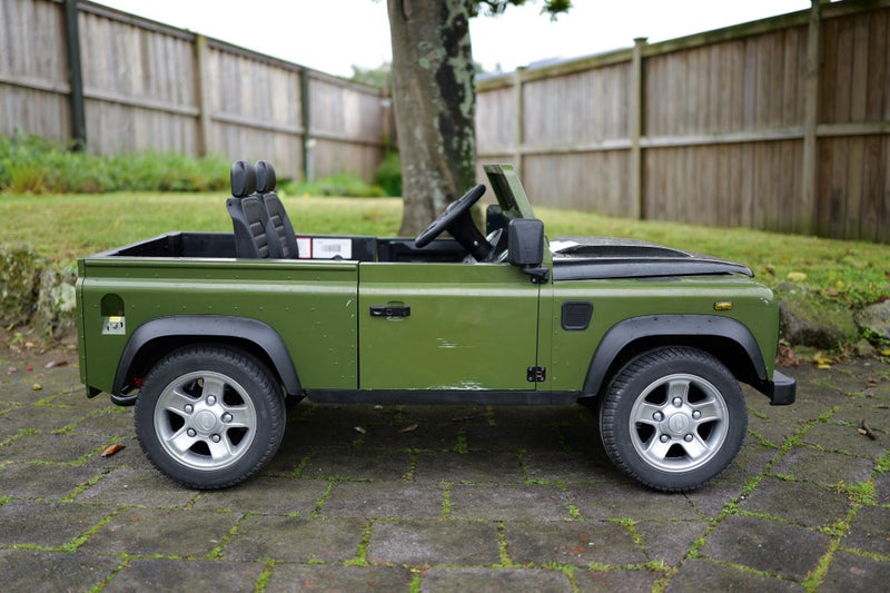 Kids Ride on Car licensed Land Rover Defender Carousel 1
