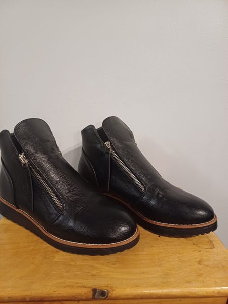 Black size 7 boots Carousel 1