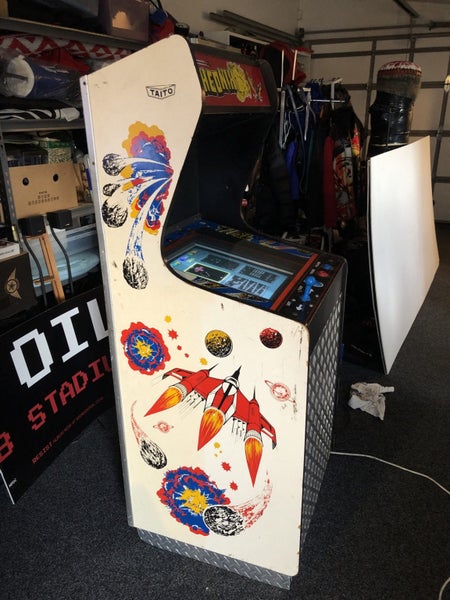 Stand up space invader console Carousel 1