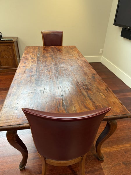 Dining table & 8 Chairs.62854316152579112