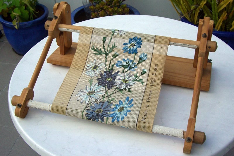 CROSS STITCH OR EMBROIDERY LAP STAND WITH SPLIT RAIL SCROLL FRAME Carousel 1