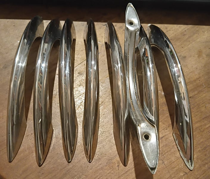 8 used cupboard handles Carousel 1