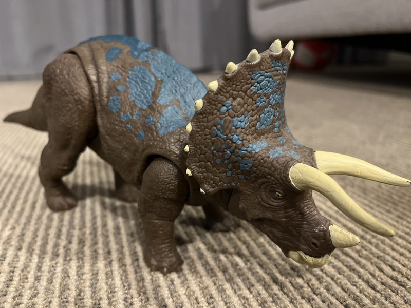 Jurassic world roaring Triceratops Carousel 1