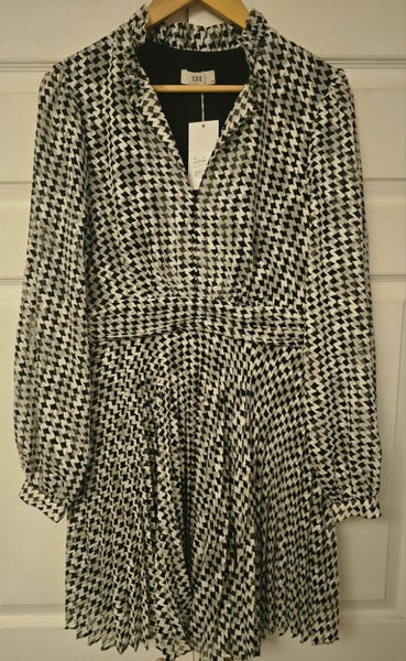 Brand new CUE campaign dress RRP $375 Carousel 2