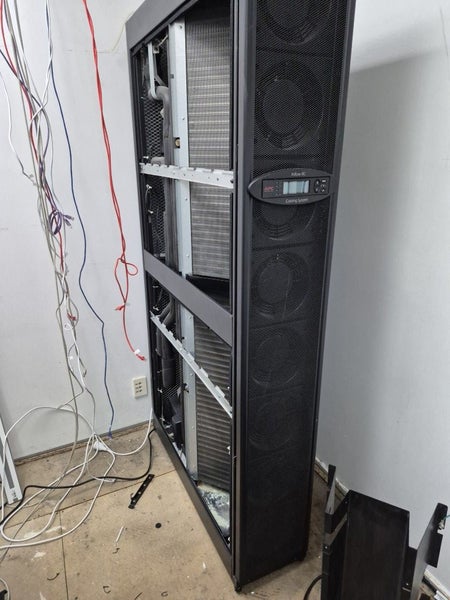 APC InRow 42U 300mm cooling unit Carousel 1