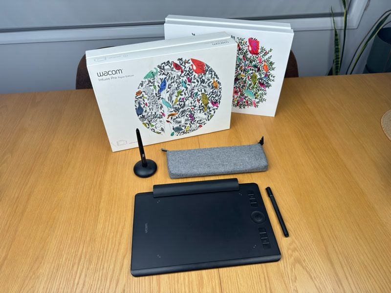 Wacom Intuos Pro Medium with Pro Pen 2 Technology (paper edition)62863848224770114