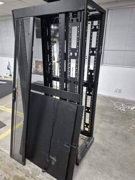 APC server rack 42U Carousel 1
