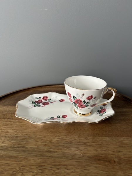 Delphine bone china - 4 Tea cups and 6 matching sandwich plates628632384446731110