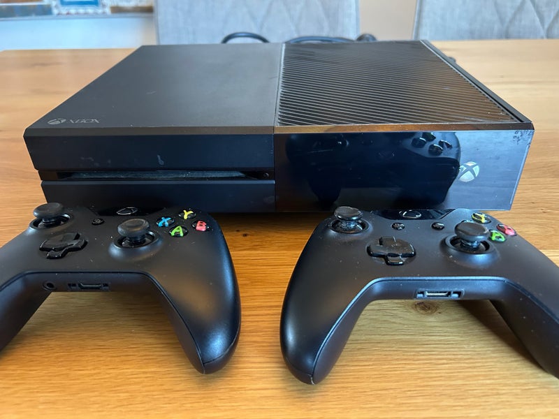 Xbox One (+ 2 Controllers, Power Cable, HDMI & 5 games) Carousel 1