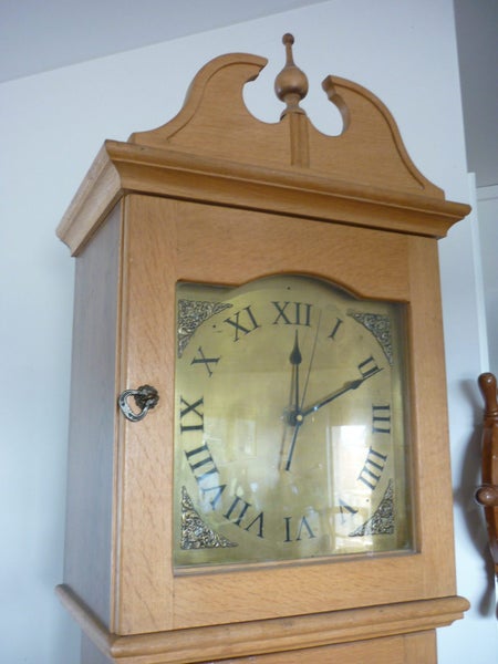 GRANDFATHER CLOCK / DISPLAY CABINET. QUARTZ MOVT. WORKING Carousel 2