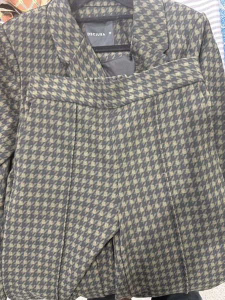 Decjuba Cara suit Carousel 2