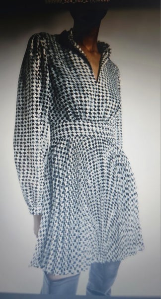 Brand new CUE campaign dress RRP $375 Carousel 1