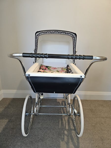 SILVER CROSS Pram Navy with Rose detail Carousel 2