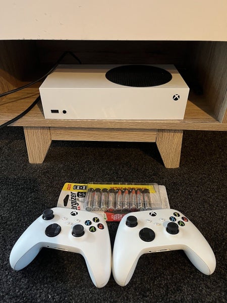 Xbox Series S + 2 Controllers with original boxes Carousel 3