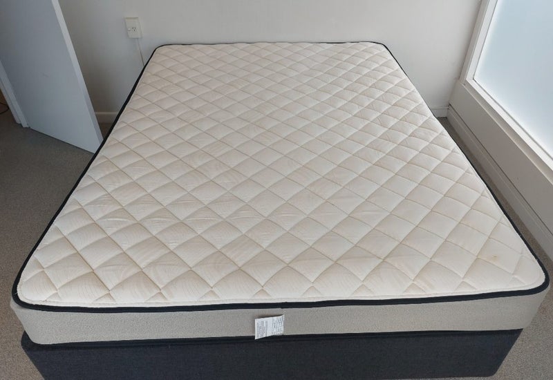 Queen mattress and base62866851098370112