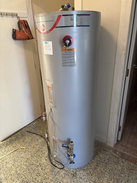 Electric hot water cylinder Carousel 1