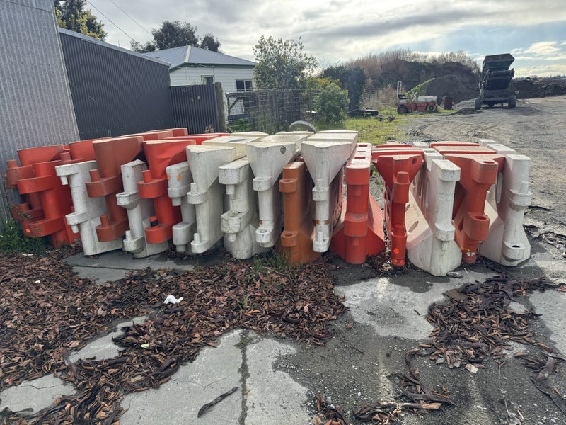 construction barriers x 19 Carousel 2