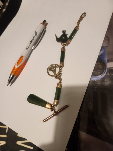 Greenstone with 9ct gold links Carousel 1
