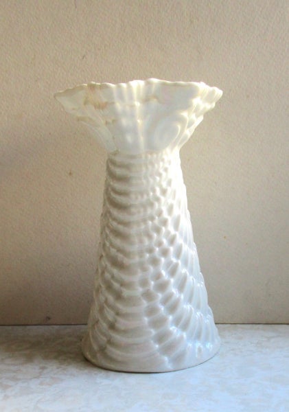 Exquisite 'Victoria Austria' pearl lustre vase! Carousel 2
