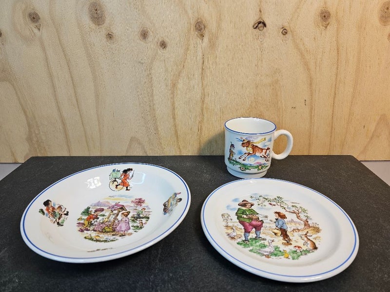 Circa. 1970's-1980's Crown Lynn Nursery Tales Pieces. Artwork by Norman Meredith Carousel 7