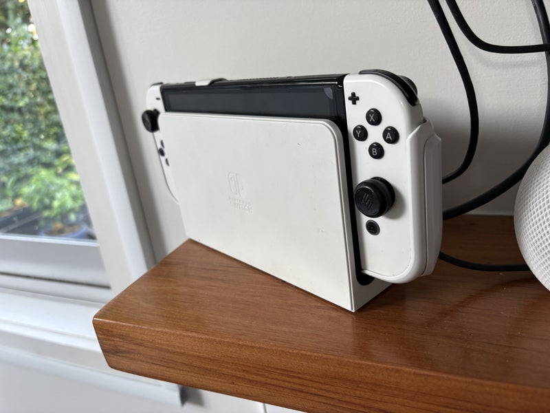 Nintendo Switch OLED + Skull & Co NEOGrip (+accessories)62864739456770112