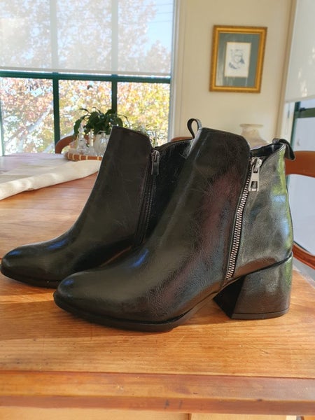 Leather boots with warm lining Carousel 1