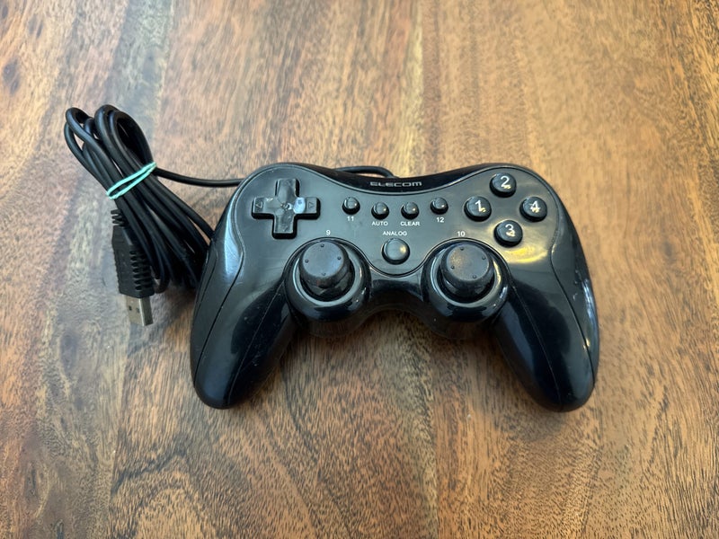 ELECOM JC-U2912FBK USB gamepad for PC Carousel 1